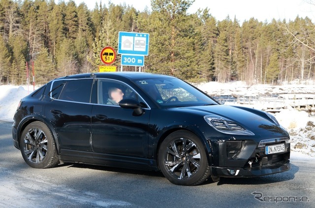ポルシェ『マカンEV』の姿をしたアウディ 『Q8 e-tron』次期型プロトタイプと思われる車両（スクープ写真）