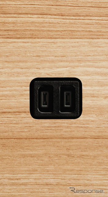 キャラバンMYROOM：AC100V 出力コンセント（運転席側後方壁面）