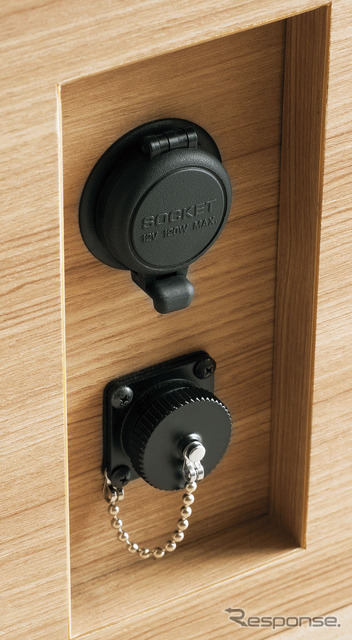キャラバンMYROOM：12V電源ソケット1個〈リヤ〉／ポータブルバッテリー用電源入力端子