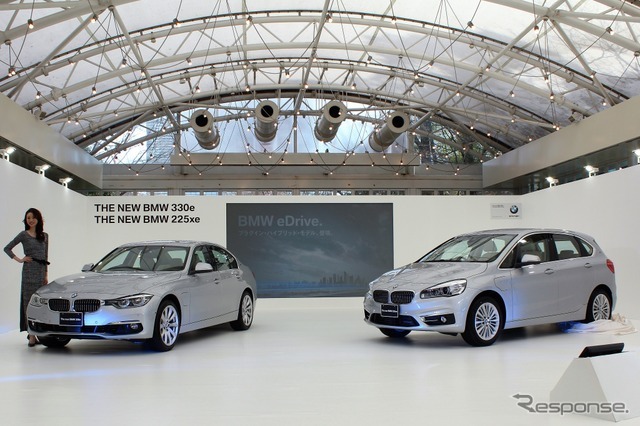 BMW 330e（左）と225xeアクティブツアラー(右)