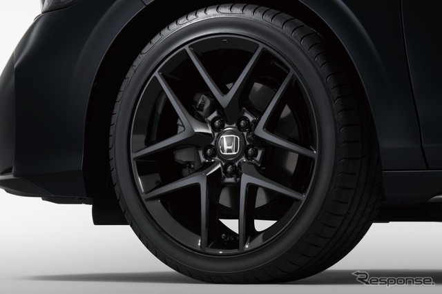 ホンダ・シビック改良新型（RS）、18インチアルミホイール（ベルリナブラック）/RS専用サスペンション