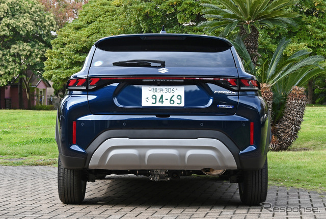 スズキ フロンクス（4WD）の真後ろスタイル。デファレンシャルケースが確認できる