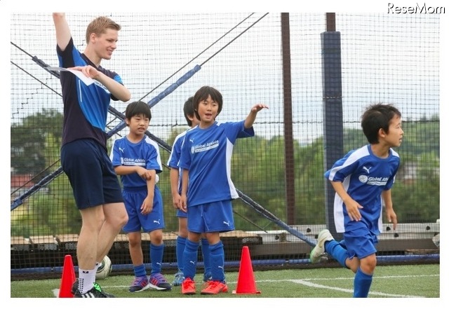 ネイティブとバイリンガルの先生が英語で楽しくサッカーを指導