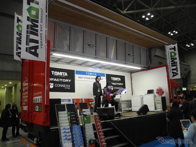 トミタが4tトラックを改造して製作した「ステージマシン」