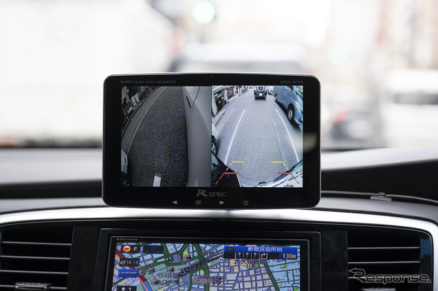 別売の車種別サイドカメラ映像（左）とリア映像（右）