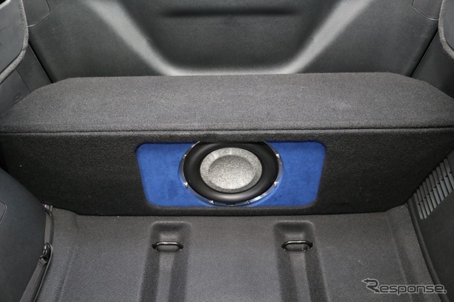 アンプラックの前方はこの通りサブウーファーがインストールされている。車室内側に振動板を見せる構造だ。