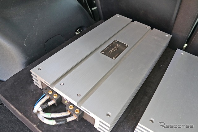 フロントスピーカーのミッドバスをドライブするのがブラックスのグラフィック・GX2000。高いドライブ力で中低域の深みを表現する。