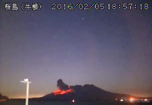 噴火レベル3に引き上げられた桜島昭和火口の噴火の様子（5日）