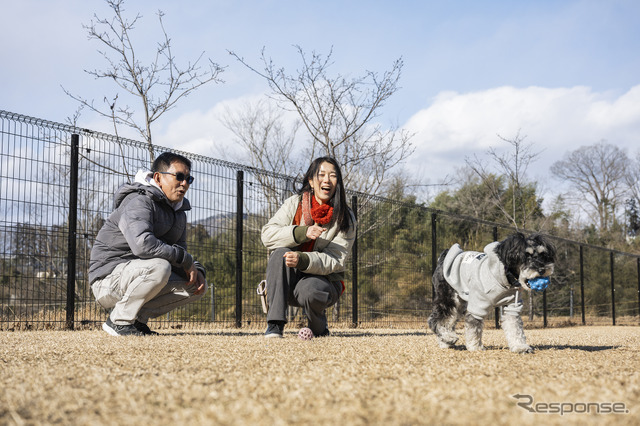 広大なドッグランで愛犬と楽しむ
