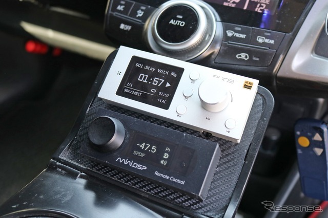 センターコンソール前部にはaune GTS1とminiDSPの表示＆操作部をインストール。見やすく操作性の高い取り付けとなった。