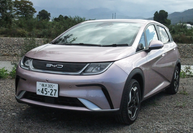 BYD ドルフィン 標準型。モノトーンカラーであること、グラストップ未装備だが、基本デザインの違いはほとんどない。