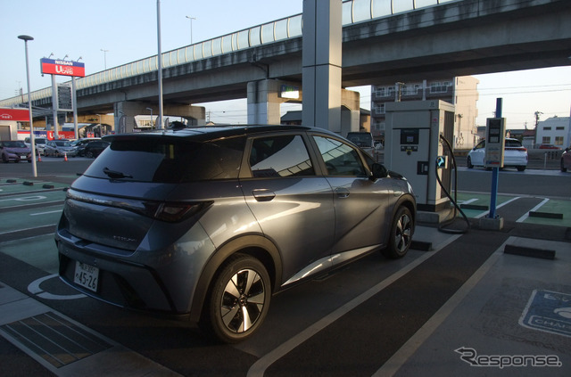 三重県四日市市の日産ディーラーでロングレンジを充電中。