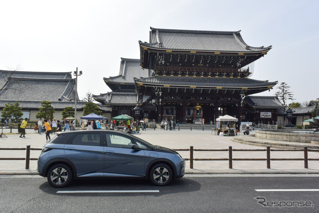 京都・東本願寺前にて。