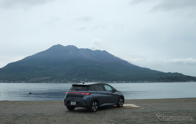 鹿児島の磯海岸にて桜島をバックに。