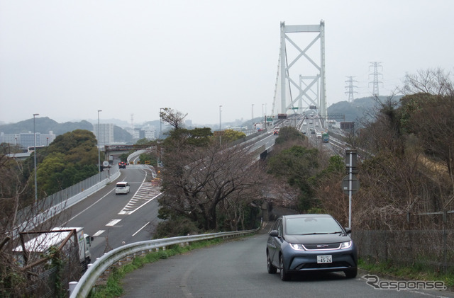 本州と九州を結ぶ関門橋をバックに記念撮影。