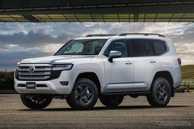 gramLIGHTS 57DR-X × TOYOTA Land Cruiser 300
