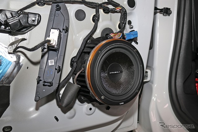 ドアを開けると高音質化のキーワードになるスピーカー取り付けが見える。ESB5.165をチョイスして取り付けにも気を配る。