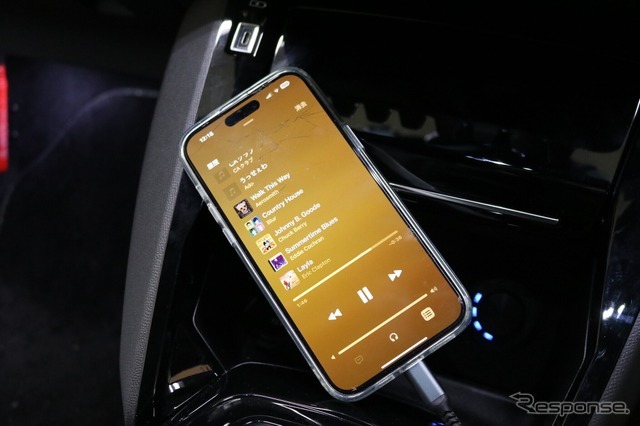 音源には手軽に使えるスマホを活用するのもこのクルマの特徴。DSPアンプとはUSB接続することで伝送ロスを減らしている。