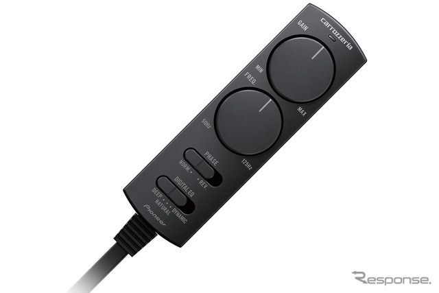 「パワードサブウーファー」のリモコンの一例（カロッツェリア・TS-WX140DA）。