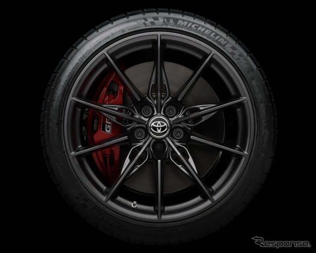 フロント：255/35ZR19 タイヤ（MICHELIN PILOT SUPER SPORT）×9J鍛造アルミホイール（マットブラック塗装/ センターオーナメント付）リヤ：275/35ZR19 タイヤ（MICHELIN PILOT SUPER SPORT）×10J鍛造アルミホイール（マットブラック塗装/ センターオーナメント付）[RZに標準装備]
