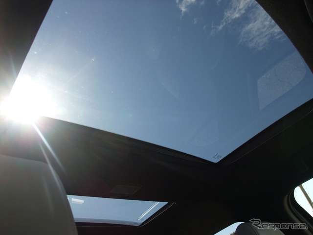 ロードテスト車にはデュアルサンルーフが装備されていた。室内の採光性は大きくアップする。