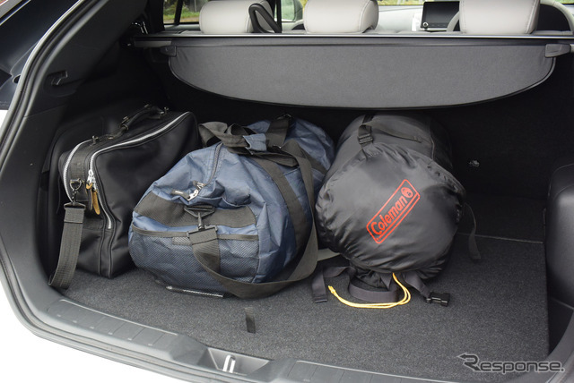 荷室はガソリンモデルより底が浅く、4名乗車+大荷物という使い方には向いていない。
