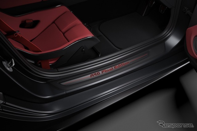 専用カーボン製スカッフプレート（“A90Final Edition”ロゴ入り）