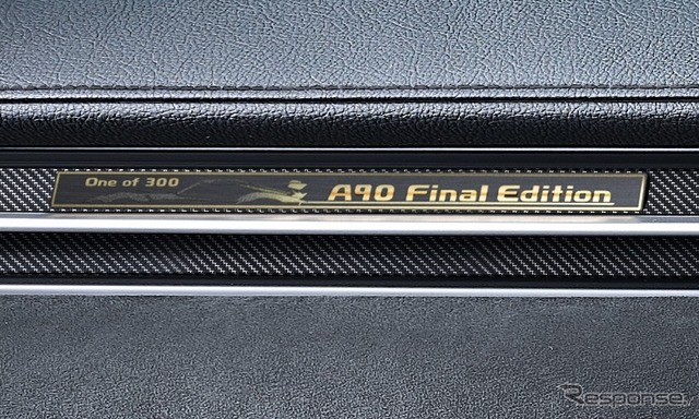 専用インストルメントパネルカーボンオーナメント（“A90 Final Edition”ロゴ入り金属プレート）