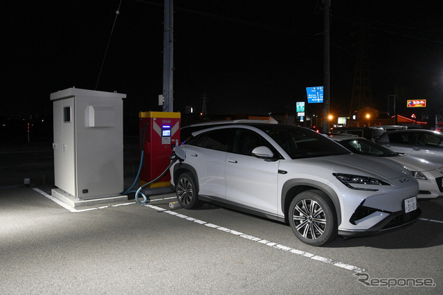 BYD シーライオン7 フラッシュの充電器での充電シーン