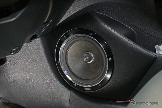 狙ったサウンドを再生するスピーカーとして選んだDEERブランドのRCXシリーズ。ミッドバス（RCX170）はアウター取り付けする。