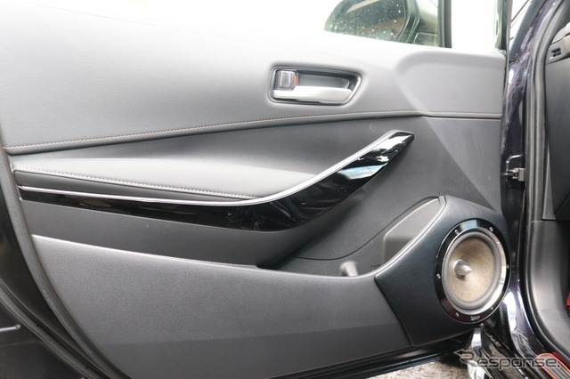 ドアの加工としてはスピカーまわりを限定的に処理しているのがわかる。ドアポケットはそのまま使える構造になっている。