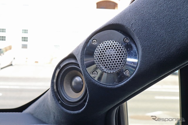 スピーカーをアピールするには絶好のAピラー加工、美しく質感の高いスピーカーユニットだからこそ映えるデザインとなった。