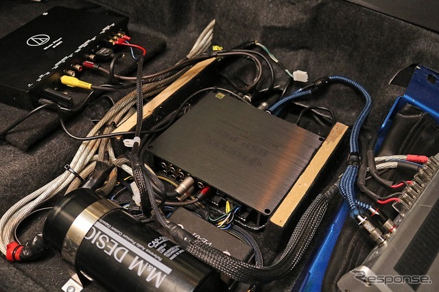 プレシジョン ワンをベースパネルごと取り外すと下層から現れるのがヘリックスのDSP-PRO。ここでも積層取り付けが実施される。