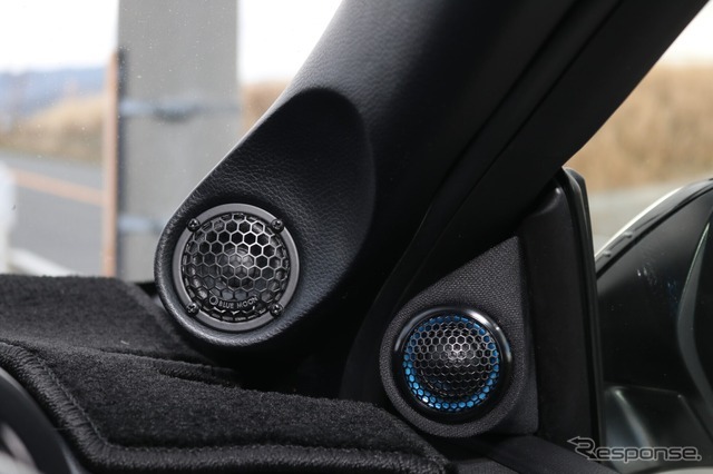 Aピラーの加工によるミッドレンジのビルトイン取り付けに加えてドアミラー裏の処理もスマートで美しい。