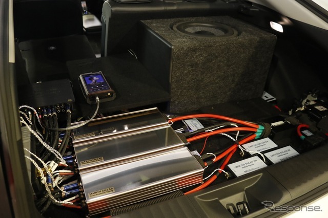 信号系と電源系のケーブルの取り回しなどを考慮したユニットのレイアウトを計画したのもこのクルマの製作上のポイント。