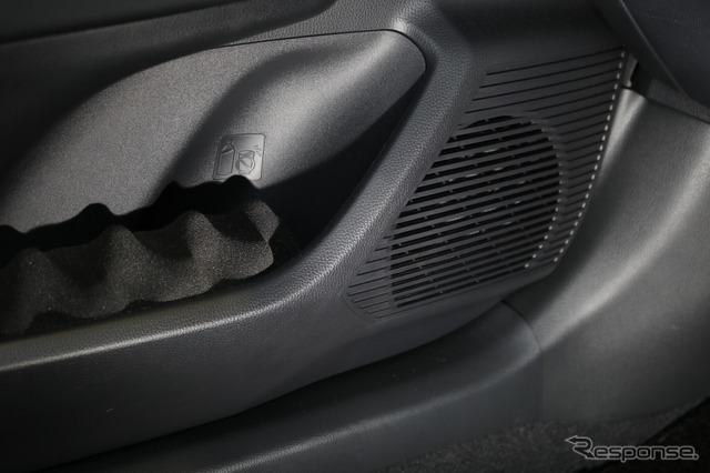 ミッドバス（RJ-025）は純正位置にインナー取り付けされている。中高域スピーカーの角度合わせもここが基本になっている。