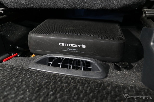 低音の不足を感じて追加したのがカロッツェリアのTS-W130DA。DIYで取り付けて低音補強を体感している。