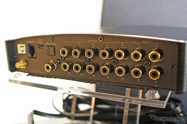 DEQ-7000Aには光入力も搭載