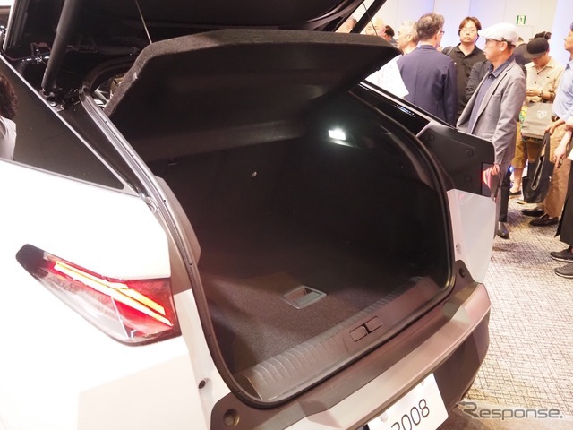 プジョー3008新型（ハイブリッド）