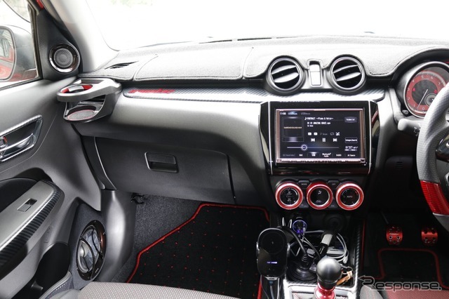 上質なグリルデザインを持つDS-SA1000を車内にインストールするだけでインテリアのイメージは大きく変わった。