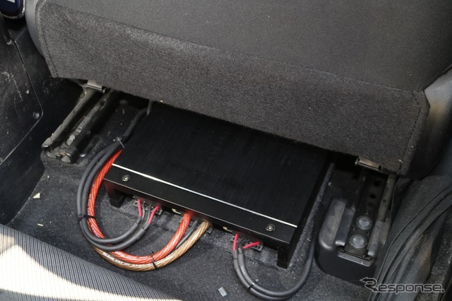 運転席の下のわずかなスペースにインストールされているのはカロッツェリアXのパワーアンプであるRS-A99X。