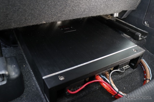 助手席下にはサブウーファー用のパワーアンプであるRS-09Xをインストール。低音の音にこだわったアンプ選びとなった。