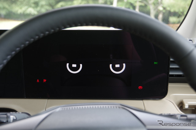 エンジンをオンにすると、メーターディスプレイにもデリカミニの眼のアニメーションが