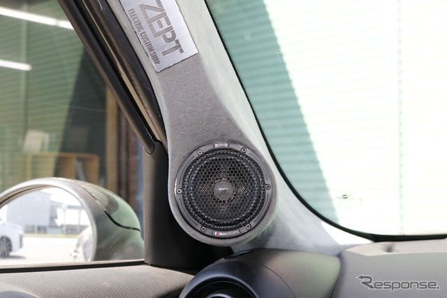 フロントスピーカーの主役となったのはAピラーを加工して取り付けたブラムの8cmフルレンジスピーカー（FRS 3N50）。