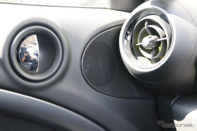 ドア上部には純正のスピーカー取り付け位置がある。ここに取り付けられているのがブラムの13cmスピーカー（S100N24 BMW）。