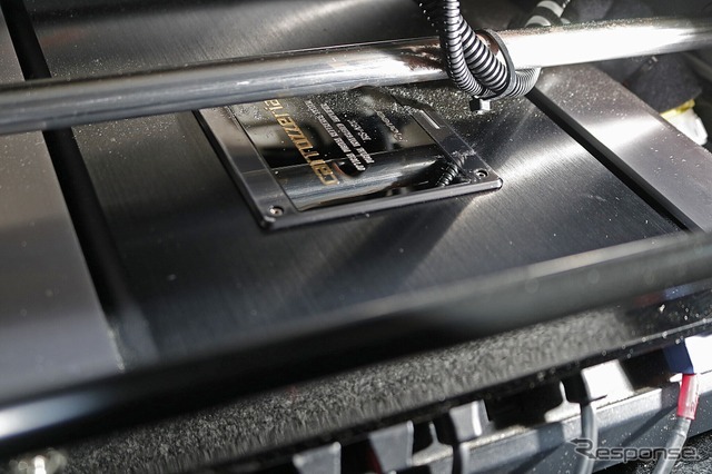 シート下（運転席／助手席）をフルに使ってカロッツェリアXのデジタルインテグレーテッドアンプとデジタルアンプを収めた。
