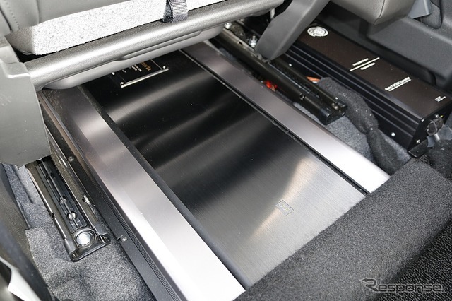 助手席のシート下にはデジタルパワーアンプのRS-A7Xをインストール。シートレールの間に見事に収まるスペース効率の良さ。