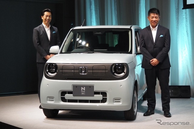 本田技研工業統合地域本部日本統括部の川坂英生統括部長（向かって左）とN-ONE e:開発責任者の堀田英智氏
