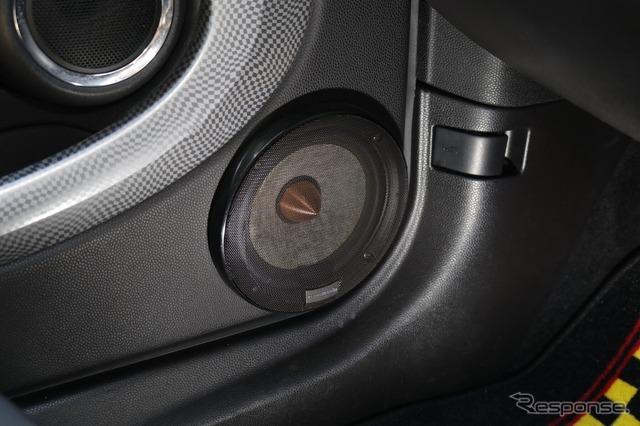 ミッドバスにはFLUX T160R2を用いる。取り付けはドアの前方下部を加工してアウターバッフル化する。