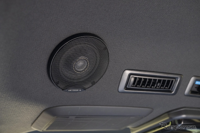 リアエンタメを強化するのはルーフに装着されたユニットスピーカーTS-E1010